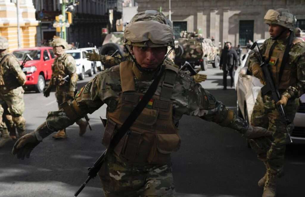 Un grupo militar liderado por Juan José Zúñiga intenta derribar la puerta de la sede gubernamental en Bolivia.