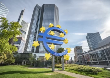 Impacto del Reporte del BCE: Peso Mexicano se Deprecia a 17.56 por Dólar