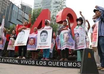 Padres de Ayotzinapa piden a AMLO interceder con Sheinbaum ante la falta de resultados