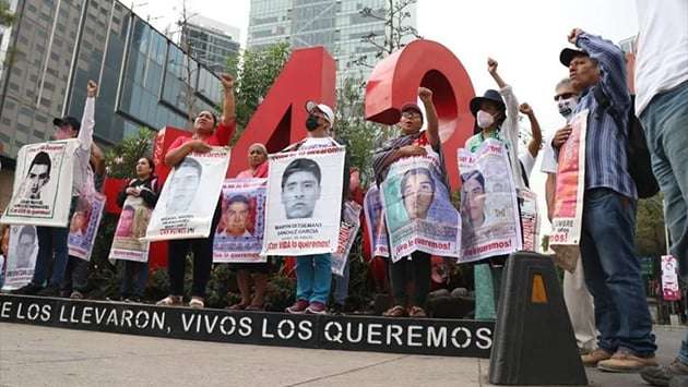 Padres de Ayotzinapa piden a AMLO interceder con Sheinbaum ante la falta de resultados