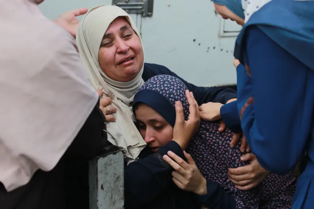 Las fuerzas israelíes lanzan un ataque en el centro de Gaza.