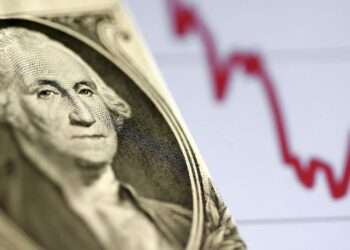 Dólar cierra en 18.56 pesos al mayoreo por temores a reforma judicial