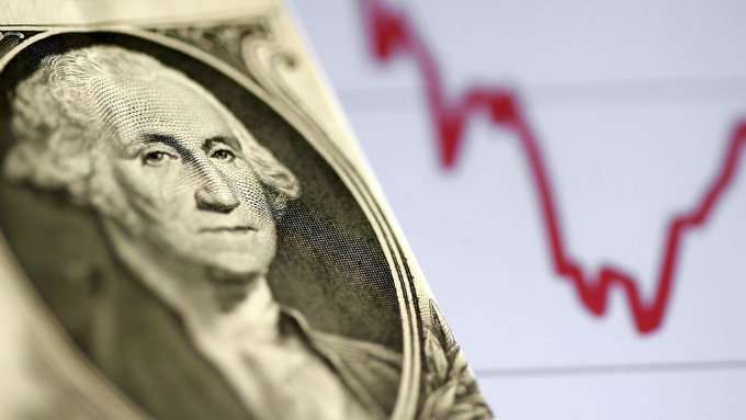 Dólar cierra en 18.56 pesos al mayoreo por temores a reforma judicial