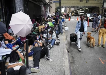 Restricciones de asilo en EE.UU. saturan albergues en México, afectando ciudades fronterizas