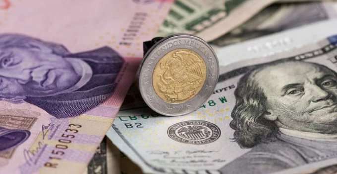 Precio del dólar hoy: peso mexicano se debilita por la reunión entre AMLO y Sheinbaum