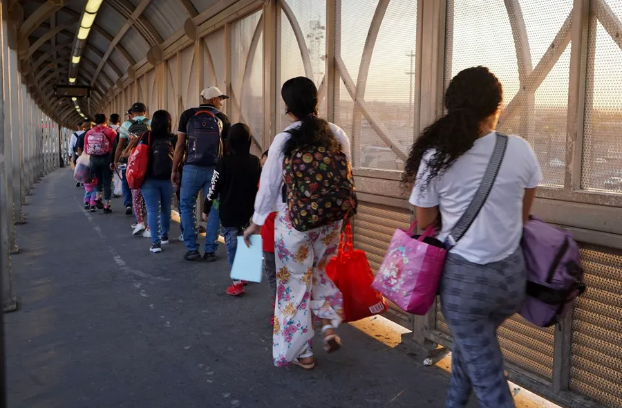 El gobierno de Biden presenta un programa para regularizar a migrantes casados con ciudadanos estadounidenses.
