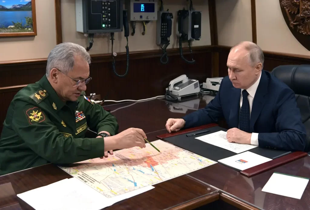 La CPI aprueba órdenes de arresto contra el exministro de Defensa y el jefe de Estado Mayor de Rusia por crímenes de guerra y lesa humanidad durante la invasión de Ucrania.