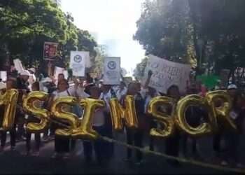 Jubilados del IMSS cierran Paseo de la Reforma en protesta