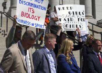 Juez bloquea expansión de protecciones LGBTQ+ de Biden