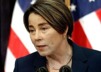 Gobernadora de Massachusetts sugiere a Biden reconsiderar su candidatura