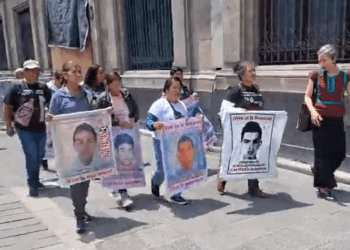 Familiares de los 43 de Ayotzinapa se Reúnen con AMLO sin Expectativas Claras