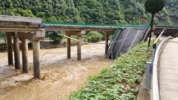Más de 30 Personas Desaparecidas Tras Inundaciones en Sichuan, China