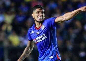 Carlos Salcedo viaja al extranjero con autorización especial de Cruz Azul