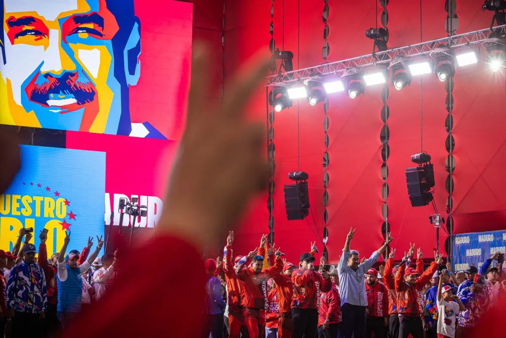 Chavismo y oposición se enfrentan en masivas marchas durante el cierre de campaña en Venezuela