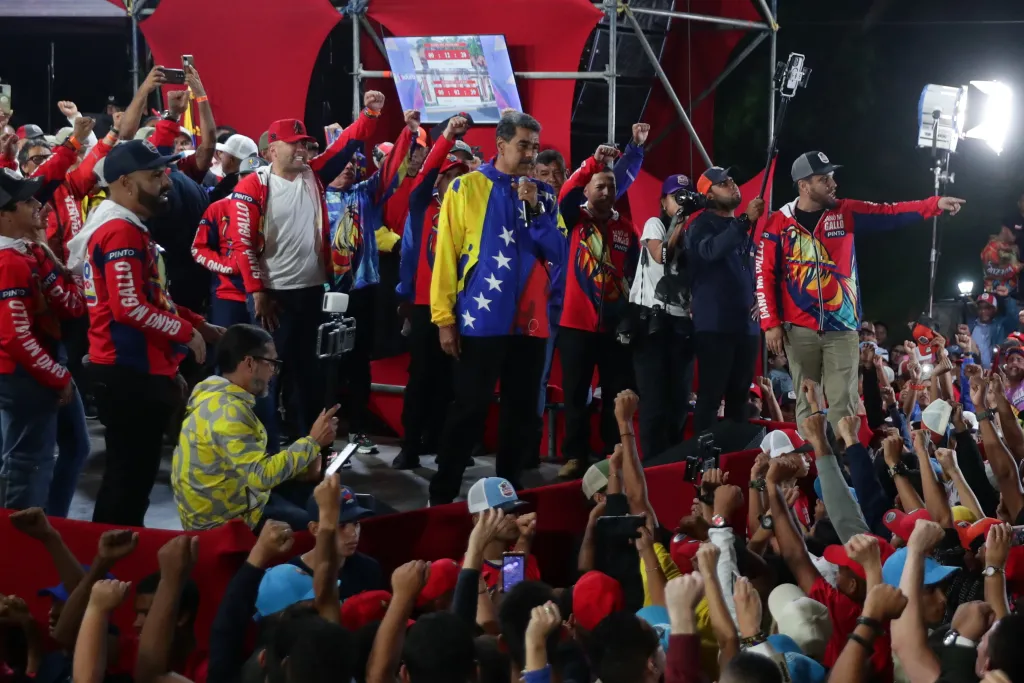 Nicolás Maduro pide respeto a la voluntad popular tras su proclamación como presidente reelecto.