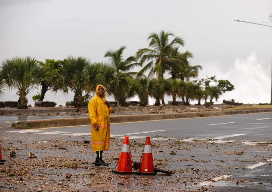 Beryl, un huracán categoría 4, se dirige hacia Jamaica con vientos de hasta 230 km/h.