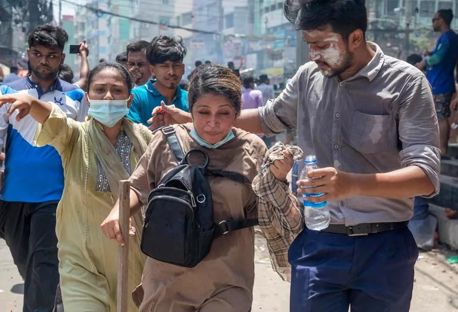 Violencia Policial en Bangladés Deja Decenas Ciegas por Perdigones