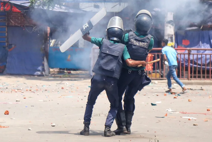Protestas estudiantiles en Bangladesh por reformas en sistema de cuotas de empleo.