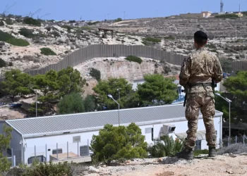 Amnistía Internacional denuncia condiciones inhumanas en centros de detención de inmigrantes en Italia