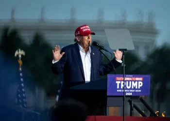 Trump Ridiculiza a Biden en su Primer Mitin Tras el Debate