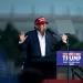 Trump Ridiculiza a Biden en su Primer Mitin Tras el Debate