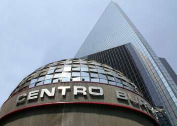 BMV sube mientras espera minutas de la Fed