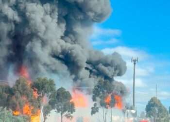 Fábrica en Melbourne, Australia consumida por un devastador incendio