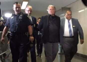 Steve Bannon ingresa a prisión por desacato al Congreso