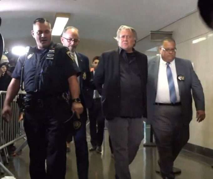 Steve Bannon ingresa a prisión por desacato al Congreso