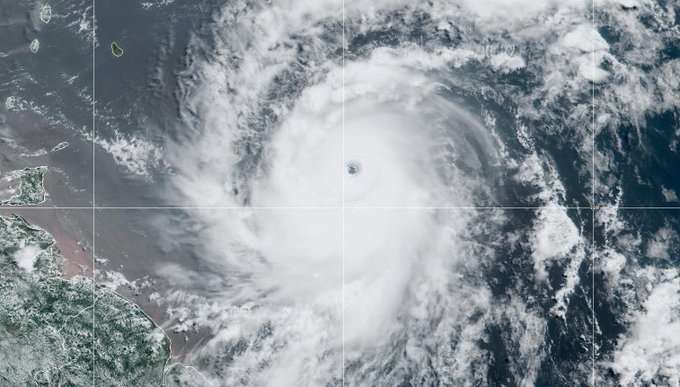 Huracán Beryl, categoría 4, llega a las Islas de Barlovento