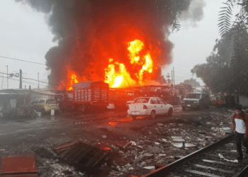 Incendio cerca del AICM afecta viviendas en construcción