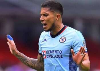 Carlos Salcedo solicita salida de Cruz Azul por motivos personales