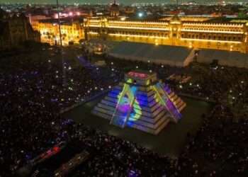 Emotivo Encendido de la Réplica de la Pirámide de Kukulcán en el Zócalo de la CDMX