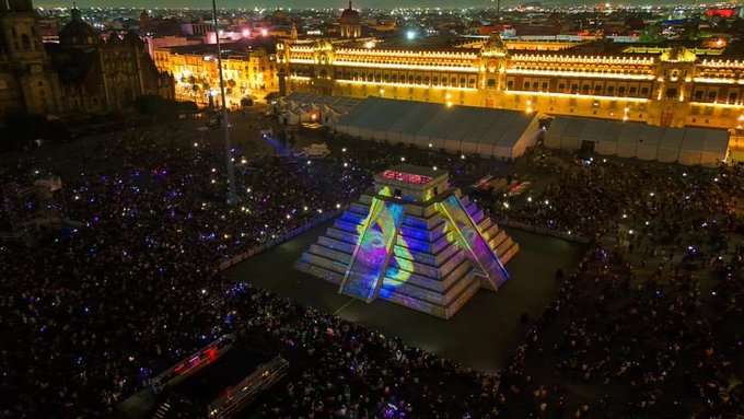 Emotivo Encendido de la Réplica de la Pirámide de Kukulcán en el Zócalo de la CDMX