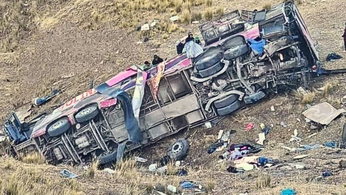 Tragedia en Perú: 21 personas mueren al caer un autobús a un abismo en Ayacucho