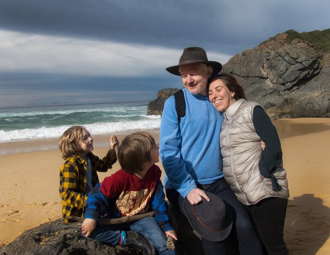 Julian Assange disfruta de tiempo en familia tras su liberación en una playa australiana