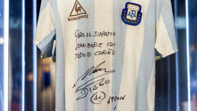 Camiseta de Maradona del Mundial de 1986 se Exhibe en Nueva York Antes de Subasta