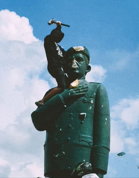 Derriban estatuas de Hugo Chávez en Venezuela tras elecciones