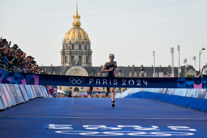 Oro para Cassandre Beaugrand y Alex Yee en Triatlón de París 2024