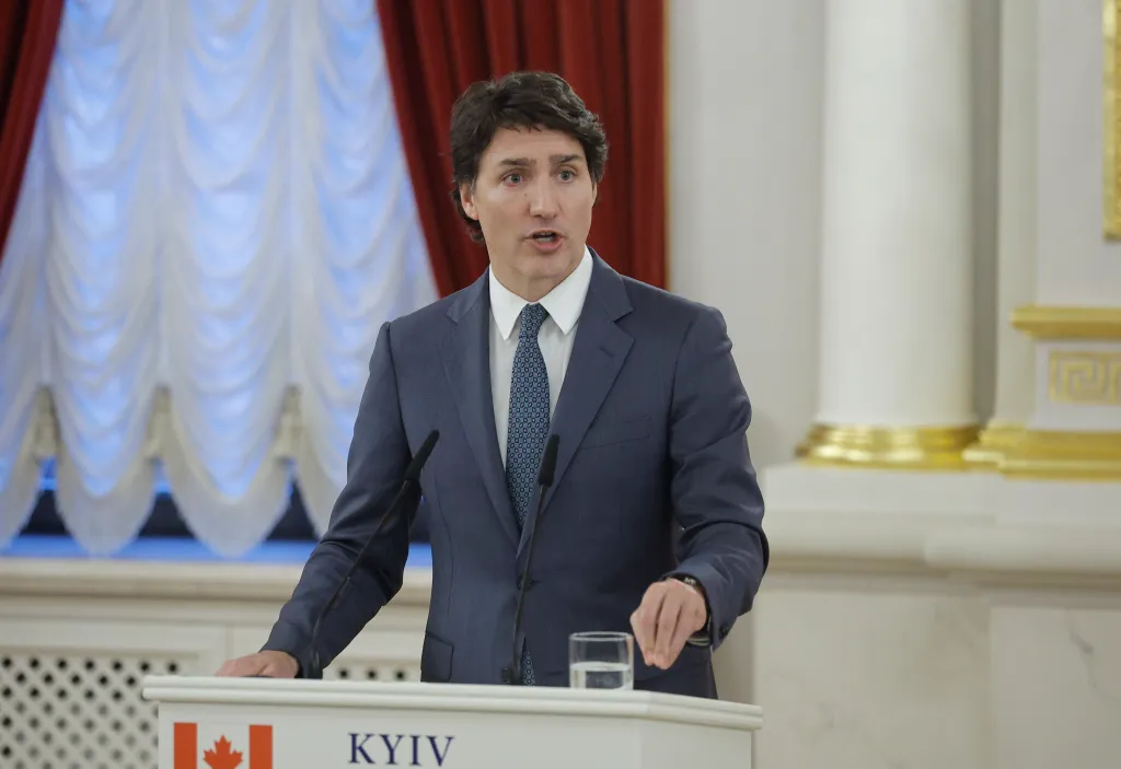 Justin Trudeau enfrenta críticas y pérdida de popularidad.