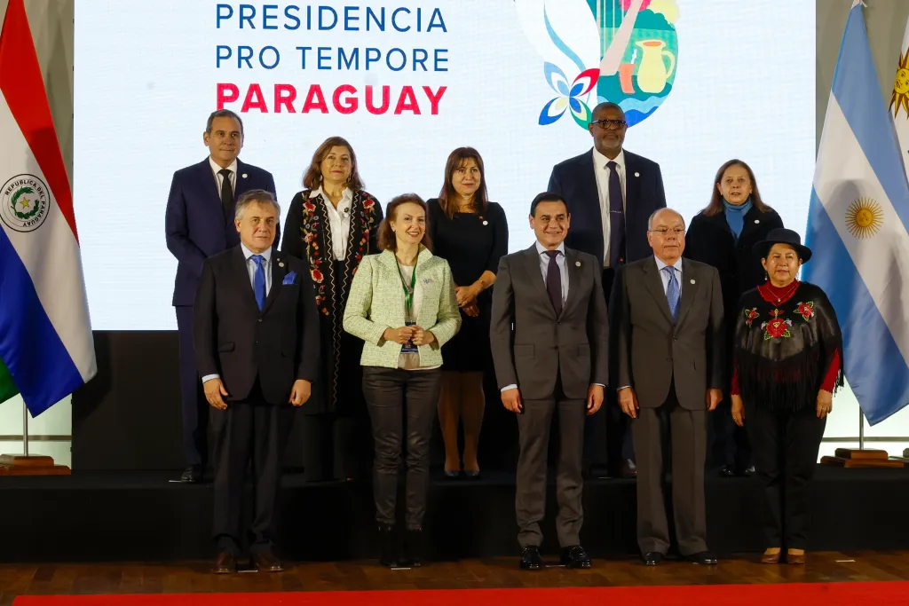 El canciller brasileño Mauro Vieira insta a fortalecer las instituciones del Mercosur frente a las propuestas de recortes presupuestarios de Argentina.