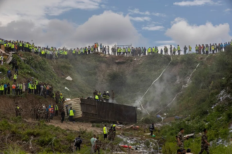 Un piloto es el único superviviente de un accidente aéreo en Nepal, donde un avión de Saurya Airlines se estrelló al salirse de la pista en Katmandú.