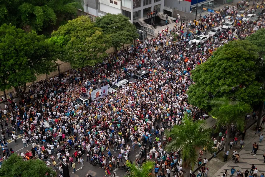 Multitudinaria marcha en Caracas marca el inicio de la campaña.