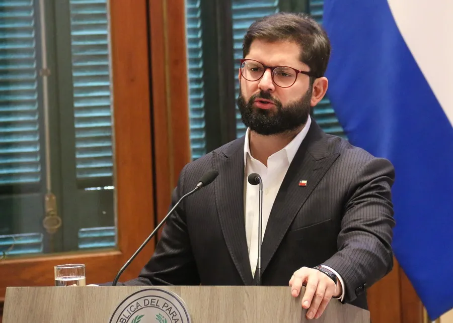 Gabriel Boric enfatiza la necesidad de fortalecer la democracia