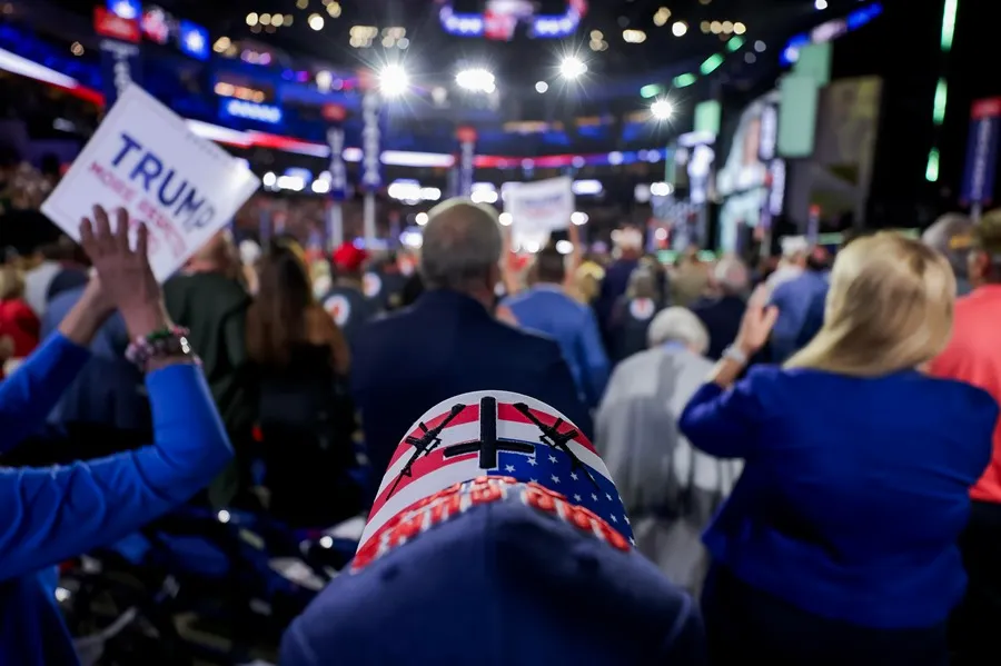 Donald Trump respalda a J.D. Vance como su posible compañero de fórmula durante la convención nacional republicana en Milwaukee.
