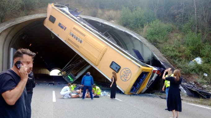 Autobús de Inditex sufre accidente grave en la C-32 de Barcelona