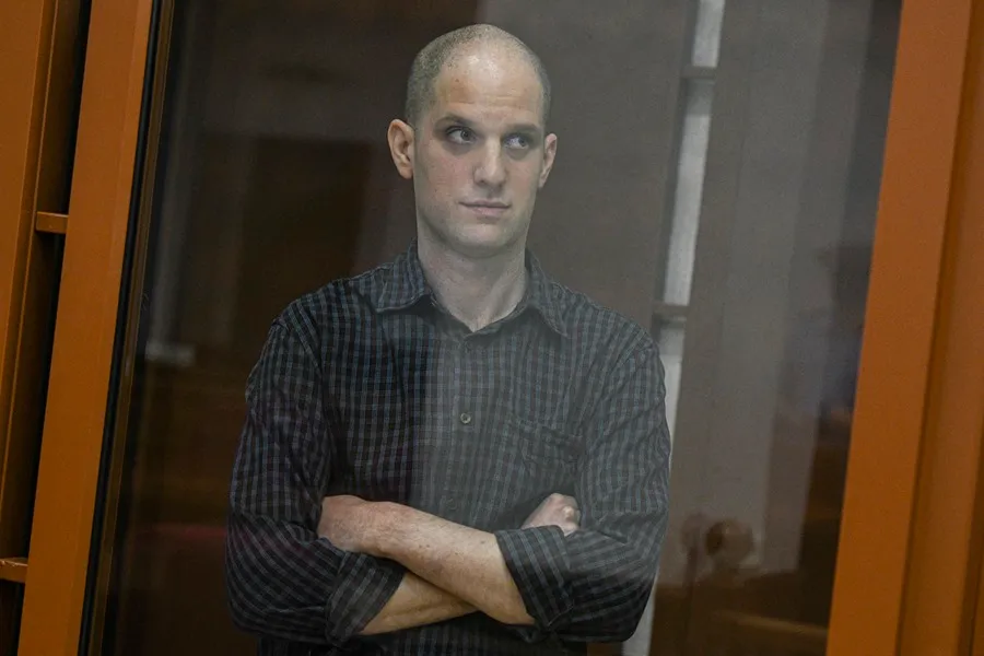 Evan Gershkovich, periodista de The Wall Street Journal, condenado a 16 años por espionaje en Rusia.