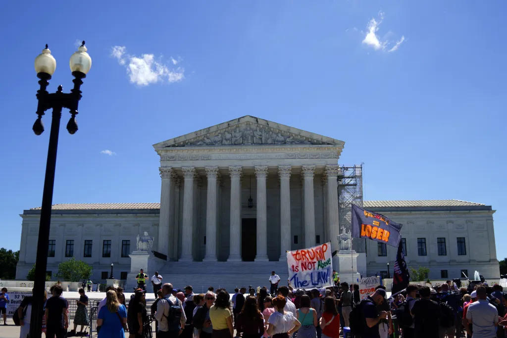El Tribunal Supremo de EE.UU. otorgó a Donald Trump una inmunidad parcial en el caso del asalto al Capitolio, protegiendo sus actos 