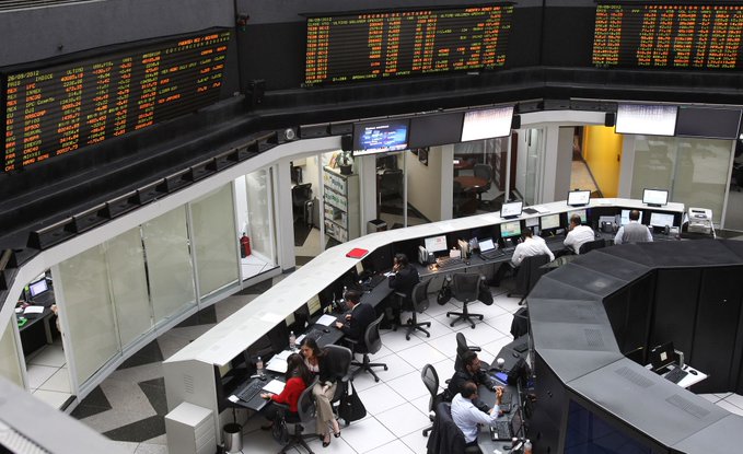 Bolsa Mexicana cae mientras los inversionistas esperan reportes trimestrales