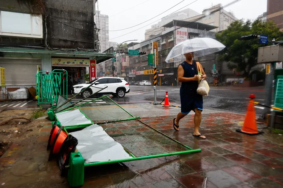 El supertifón Gaemi causa estragos en Taiwán, con al menos una persona fallecida y decenas de heridos, además de cortes de luz y evacuaciones.